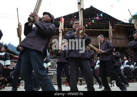 Guizh, China. 14. Februar 2017. Menschen der Dong ethnischen Minderheit versammeln, um Folkloredarbietungen einschließlich, singen, tanzen und spielen Rohrflöte Blasinstrument in Rongjiang, Südwesten Chinas Provinz Guizhou, 14. Februar 2017 Lusheng teilnehmen. Während der Aktivität können Dong Jugendlichen finden das sie Liebe und Valentinstag miteinander zu verbringen. Bildnachweis: SIPA Asien/ZUMA Draht/Alamy Live-Nachrichten Stockfoto