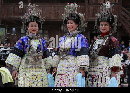 Guizh, China. 14. Februar 2017. Menschen der Dong ethnischen Minderheit versammeln, um Folkloredarbietungen einschließlich, singen, tanzen und spielen Rohrflöte Blasinstrument in Rongjiang, Südwesten Chinas Provinz Guizhou, 14. Februar 2017 Lusheng teilnehmen. Während der Aktivität können Dong Jugendlichen finden das sie Liebe und Valentinstag miteinander zu verbringen. Bildnachweis: SIPA Asien/ZUMA Draht/Alamy Live-Nachrichten Stockfoto