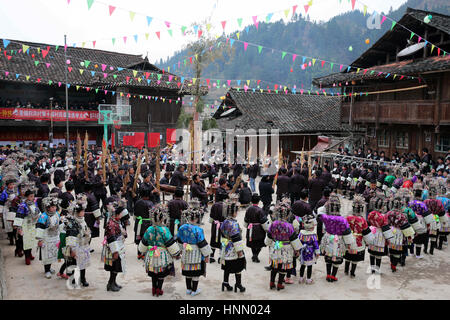 Guizh, China. 14. Februar 2017. Menschen der Dong ethnischen Minderheit versammeln, um Folkloredarbietungen einschließlich, singen, tanzen und spielen Rohrflöte Blasinstrument in Rongjiang, Südwesten Chinas Provinz Guizhou, 14. Februar 2017 Lusheng teilnehmen. Während der Aktivität können Dong Jugendlichen finden das sie Liebe und Valentinstag miteinander zu verbringen. Bildnachweis: SIPA Asien/ZUMA Draht/Alamy Live-Nachrichten Stockfoto