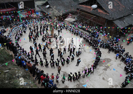 Guizh, China. 14. Februar 2017. Menschen der Dong ethnischen Minderheit versammeln, um Folkloredarbietungen einschließlich, singen, tanzen und spielen Rohrflöte Blasinstrument in Rongjiang, Südwesten Chinas Provinz Guizhou, 14. Februar 2017 Lusheng teilnehmen. Während der Aktivität können Dong Jugendlichen finden das sie Liebe und Valentinstag miteinander zu verbringen. Bildnachweis: SIPA Asien/ZUMA Draht/Alamy Live-Nachrichten Stockfoto