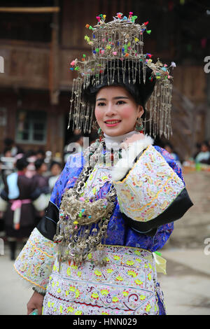 Guizh, China. 14. Februar 2017. Menschen der Dong ethnischen Minderheit versammeln, um Folkloredarbietungen einschließlich, singen, tanzen und spielen Rohrflöte Blasinstrument in Rongjiang, Südwesten Chinas Provinz Guizhou, 14. Februar 2017 Lusheng teilnehmen. Während der Aktivität können Dong Jugendlichen finden das sie Liebe und Valentinstag miteinander zu verbringen. Bildnachweis: SIPA Asien/ZUMA Draht/Alamy Live-Nachrichten Stockfoto