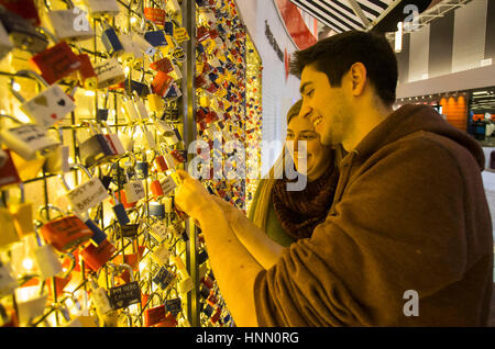 Toronto, Kanada. 14. Februar 2017. Ein paar hängen ihre Liebe Sperre an der Wand während den Valentinstag in einem Einkaufszentrum in Toronto, Kanada, 14. Februar 2017. Bildnachweis: Zou Zheng/Xinhua/Alamy Live-Nachrichten Stockfoto