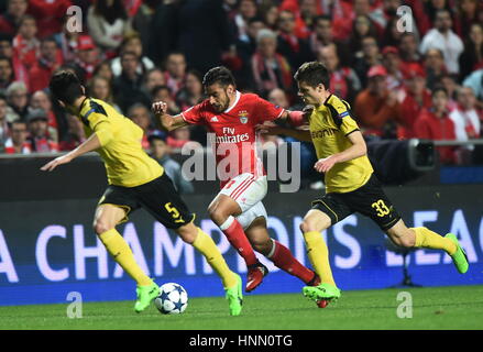 Lissabon, Portugal. 14. Februar 2017. Benfica Eduardo Salvio (C) durchbricht während das erste Bein-Spiel der Runde 16 der UEFA Champions League zwischen SL Benfica und Borussia Dortmund im Luz-Stadion in Lissabon, Portugal, 14. Februar 2017. Benfic gewann 1: 0. Bildnachweis: Zhang Liyun/Xinhua/Alamy Live-Nachrichten Stockfoto