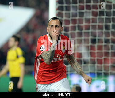 Lissabon, Portugal. 14. Februar 2017. Benfica Kostas Mitroglou feiert scoring während das erste Bein-Spiel der Runde 16 der UEFA Champions League zwischen SL Benfica und Borussia Dortmund im Luz-Stadion in Lissabon, Portugal, 14. Februar 2017. Benfic gewann 1: 0. Bildnachweis: Zhang Liyun/Xinhua/Alamy Live-Nachrichten Stockfoto