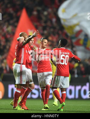 Lissabon, Portugal. 14. Februar 2017. Benfica Spieler feiern nach das Hinspiel-Spiel der Runde 16 der UEFA Champions League zwischen SL Benfica und Borussia Dortmund im Luz-Stadion in Lissabon, Portugal, 14. Februar 2017. Benfic gewann 1: 0. Bildnachweis: Zhang Liyun/Xinhua/Alamy Live-Nachrichten Stockfoto