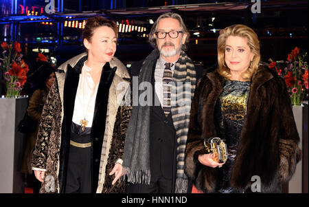 Berlin, Deutschland. 14. Februar 2017. 67. Internationalen Filmfestspiele in Berlin, Deutschland, 14. Februar 2017. Premiere "Sage Femme" ("die Hebamme"): Schauspielerinnen Catherine Frot (L) und Catherine Deneuve mit Regisseur Martin Provost. Der Film wird nicht in die Congratulations gezeigt. Foto: Gregor Fischer/Dpa/Alamy Live News Stockfoto