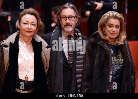 Berlin, Deutschland. 14. Februar 2017. 67. Internationalen Filmfestspiele in Berlin, Deutschland, 14. Februar 2017. Premiere "Sage Femme" ("die Hebamme"): Schauspielerinnen Catherine Frot (L) und Catherine Deneuve mit Regisseur Martin Provost. Der Film wird nicht in die Congratulations gezeigt. Foto: Gregor Fischer/Dpa/Alamy Live News Stockfoto