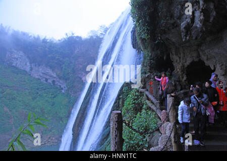 Anshu, China. 15. Februar 2017. Landschaft der Huangguoshu-Wasserfall in Anshun Stadt, Südwest-China Provinz Guizhou, 15. Februar 2017. Der Huangguoshu-Wasserfall ist der einzige Wasserfall von 12 verschiedenen Positionen in China betrachtet werden kann. Der Huangguoshu-Wasserfall misst 74 Meter hohe und 81 Meter breit und verfügt über das größte seiner Art in China und auch einer der schönsten der Welt. Ein Besuch zum Huangguoshu-Wasserfall ist ein muss für alle Besucher nach Guizhou. Bildnachweis: SIPA Asien/ZUMA Draht/Alamy Live-Nachrichten Stockfoto