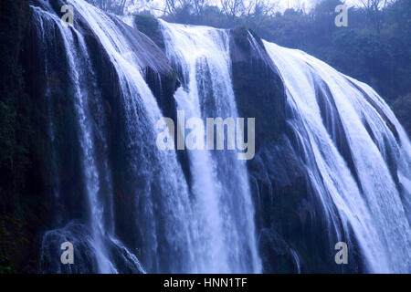 Anshu, China. 15. Februar 2017. Landschaft der Huangguoshu-Wasserfall in Anshun Stadt, Südwest-China Provinz Guizhou, 15. Februar 2017. Der Huangguoshu-Wasserfall ist der einzige Wasserfall von 12 verschiedenen Positionen in China betrachtet werden kann. Der Huangguoshu-Wasserfall misst 74 Meter hohe und 81 Meter breit und verfügt über das größte seiner Art in China und auch einer der schönsten der Welt. Ein Besuch zum Huangguoshu-Wasserfall ist ein muss für alle Besucher nach Guizhou. Bildnachweis: SIPA Asien/ZUMA Draht/Alamy Live-Nachrichten Stockfoto