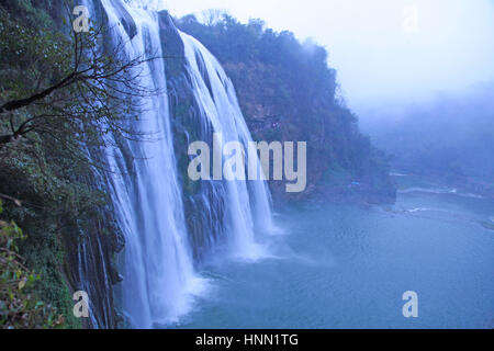 Anshu, China. 15. Februar 2017. Landschaft der Huangguoshu-Wasserfall in Anshun Stadt, Südwest-China Provinz Guizhou, 15. Februar 2017. Der Huangguoshu-Wasserfall ist der einzige Wasserfall von 12 verschiedenen Positionen in China betrachtet werden kann. Der Huangguoshu-Wasserfall misst 74 Meter hohe und 81 Meter breit und verfügt über das größte seiner Art in China und auch einer der schönsten der Welt. Ein Besuch zum Huangguoshu-Wasserfall ist ein muss für alle Besucher nach Guizhou. Bildnachweis: SIPA Asien/ZUMA Draht/Alamy Live-Nachrichten Stockfoto