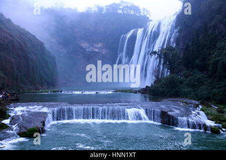 Anshu, China. 15. Februar 2017. Landschaft der Huangguoshu-Wasserfall in Anshun Stadt, Südwest-China Provinz Guizhou, 15. Februar 2017. Der Huangguoshu-Wasserfall ist der einzige Wasserfall von 12 verschiedenen Positionen in China betrachtet werden kann. Der Huangguoshu-Wasserfall misst 74 Meter hohe und 81 Meter breit und verfügt über das größte seiner Art in China und auch einer der schönsten der Welt. Ein Besuch zum Huangguoshu-Wasserfall ist ein muss für alle Besucher nach Guizhou. Bildnachweis: SIPA Asien/ZUMA Draht/Alamy Live-Nachrichten Stockfoto