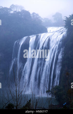 Anshu, China. 15. Februar 2017. Landschaft der Huangguoshu-Wasserfall in Anshun Stadt, Südwest-China Provinz Guizhou, 15. Februar 2017. Der Huangguoshu-Wasserfall ist der einzige Wasserfall von 12 verschiedenen Positionen in China betrachtet werden kann. Der Huangguoshu-Wasserfall misst 74 Meter hohe und 81 Meter breit und verfügt über das größte seiner Art in China und auch einer der schönsten der Welt. Ein Besuch zum Huangguoshu-Wasserfall ist ein muss für alle Besucher nach Guizhou. Bildnachweis: SIPA Asien/ZUMA Draht/Alamy Live-Nachrichten Stockfoto