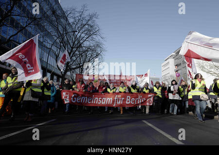 Berlin, Berlin, Deutschland. 15. Februar 2017. Rund 6000 Mitarbeiter im öffentlichen Dienst Rallye Berlin für mehr Lohn. Sie versammelt, um das Rathaus in Berlin-Schöneberg am Wittenbergplatz und Rallye. Teilnehmer von öffentlichen Verwaltungen, Schulen und Kindertagesstätten Zentren Nachfrage bis zu sechs Prozent mehr Lohn. Bisher hat der Tarifvertrag dies als zu hoch abgelehnt. Die nächste Verhandlungsrunde ist für Donnerstag geplant. Bildnachweis: Jan Scheunert/ZUMA Draht/Alamy Live-Nachrichten Stockfoto