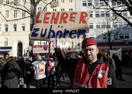 Berlin, Berlin, Deutschland. 15. Februar 2017. Rund 6000 Mitarbeiter im öffentlichen Dienst Rallye Berlin für mehr Lohn. Sie versammelt, um das Rathaus in Berlin-Schöneberg am Wittenbergplatz und Rallye. Teilnehmer von öffentlichen Verwaltungen, Schulen und Kindertagesstätten Zentren Nachfrage bis zu sechs Prozent mehr Lohn. Bisher hat der Tarifvertrag dies als zu hoch abgelehnt. Die nächste Verhandlungsrunde ist für Donnerstag geplant. Bildnachweis: Jan Scheunert/ZUMA Draht/Alamy Live-Nachrichten Stockfoto