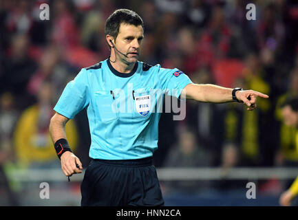 Lissabon, Portugal. 14. Februar 2017. Schiedsrichter Nicola Rizzoli während der Champions League Runde der 16 Fußballspiel zwischen SL Benfica und Borussia Dortmund im Estadio da Luz in Lissabon, Portugal, 14. Februar 2017. Foto: Bernd Thissen/Dpa/Alamy Live News Stockfoto