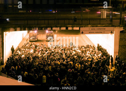 Lissabon, Portugal. 14. Februar 2017. Dortmund Fans sind, von der Polizei in der Champions League Runde von 16 Fußballspiel zwischen SL Benfica und Borussia Dortmund im Estadio da Luz in Lissabon, Portugal, 14. Februar 2017 begleitet. Foto: Bernd Thissen/Dpa/Alamy Live News Stockfoto