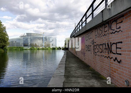 Die Gebäude des Europäischen Parlaments im Bau und an der Wand am Ufer des Flusses Graffiti lesen, "Existenz zu respektieren oder Widerstand zu erwarten". 21.08.2016 in Straßburg in Frankreich getroffen. Foto: S. Steinach - kein Draht-SERVICE - | weltweite Nutzung Stockfoto