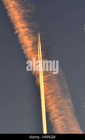 Berlin, Deutschland. 15. Februar 2017. Ein Flugzeug überquert Kondensstreifen am frühen Morgen in Berlin, Deutschland, 15. Februar 2017. Foto: Paul Zinken/Dpa/Alamy Live News Stockfoto