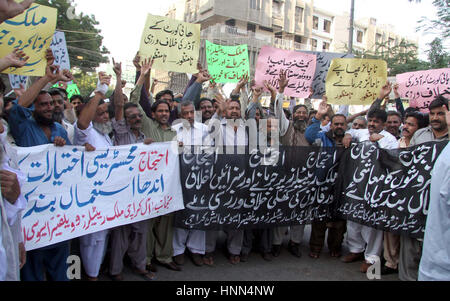 Milch und Einzelhändler halten Protestdemonstration gegen Preis wandern von Tierarzneimitteln und Futter außerhalb Karachi Presseclub auf Mittwoch, 15. Februar 2017. Stockfoto