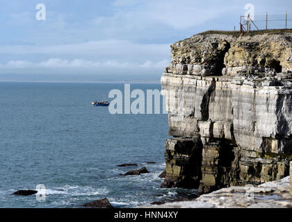 Portland Bill, Dorset, UK. 15. Februar 2017. Großbritannien Wetter. Einem einzigen Fischerboot übernimmt Portland Bill, Dorset heute mit Tempetures viel höher als früher in der Woche bis zum Meer mit strahlend blauem Himmel. Bildnachweis: JOHN GURD Medien/Alamy Live-Nachrichten Stockfoto