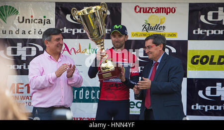 Granada, Spanien, 2017-15. Februar. Alejandro Valverde hält eine Trophäe, nachdem er die erste Etappe der Tour Andalucia in Granada, Spanien gewann. Bildnachweis: Gergő Lázár/Alamy Live-Nachrichten Stockfoto