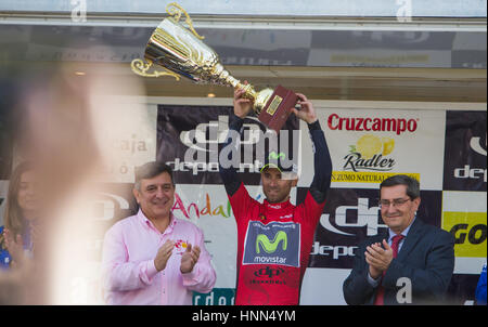 Granada, Spanien, 2017-15. Februar. Alejandro Valverde halten eine Trophäe in die Luft, nachdem er gewann die erste Etappe der Tour Andalucia in Granada, Spanien. Bildnachweis: Gergő Lázár/Alamy Live-Nachrichten Stockfoto