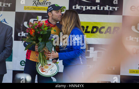 Granada, Spanien, 2017-15. Februar. Alejandro Valverde nimmt eine Buoquet von Blumen, nachdem er die erste Etappe der Tour Andalucia in Granada, Spanien gewann. Bildnachweis: Gergő Lázár/Alamy Live-Nachrichten Stockfoto