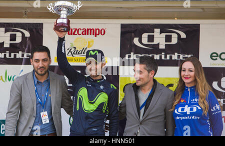 Granada, Spanien, 2017-15. Februar. Alejandro Valverde hält eine Trophäe in die Luft, nach dem Gewinn der ersten Stufe der Tour Andalucia in Granada, Spanien. Bildnachweis: Gergő Lázár/Alamy Live-Nachrichten Stockfoto