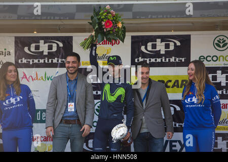 Granada, Spanien, 2017-15. Februar. Alejandro Valverde nimmt eine Trophäe gewann die erste Etappe der Tour von Andalusien in Spanien. Bildnachweis: Gergő Lázár/Alamy Live-Nachrichten Stockfoto