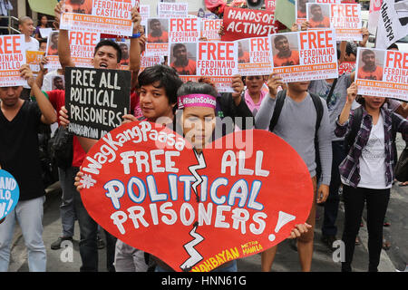 Philippinen. 14. Februar 2017. Demonstranten halten ein Herz-Form-Plakat. Valentines menschlichen Rechten Gruppe KARAPATAN und BAYAN NCR fordert die sofortige Freilassung von Ferdinand Castillo in Sta Quiteria, Caloocan City verhaftet Sonntag, 12. Februar 2017 und nennen sie auch während ihren Protest vor General Headquarters der Philippine National Police (PNP) im Camp Crame, Quezon anderen politischen Gefangenen freizulassen. Bildnachweis: Gregorio B. Dantes Jr./Pacific Press/Alamy Live-Nachrichten Stockfoto