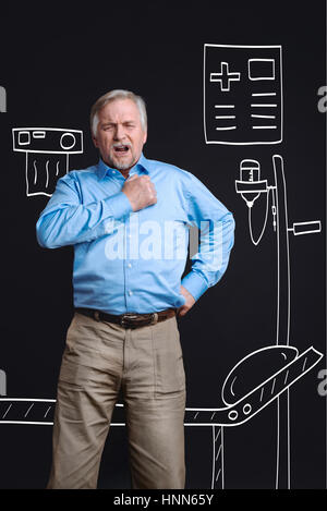 Unglückliche älteren Mann schlecht fühlen Stockfoto