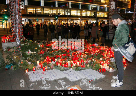 Impressionen: Blumen Und Kerzen als Zeichen von Trauer Und Anteilnahme Nach Dem Islamistischer Terroranschlag Auf Den Weihnachtsmarkt bin Breitscheidpl Stockfoto