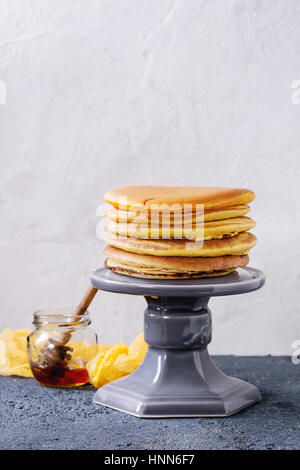 Ombre Kurkuma Pfannkuchen Stockfoto