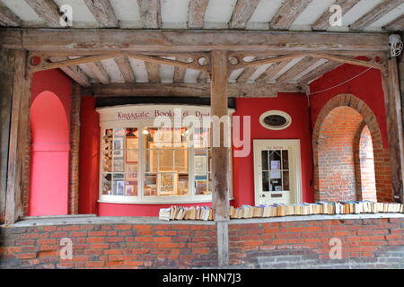 WINCHESTER, UK - 5. Februar 2017: Buchhandlung mit gebrauchte Bücher befindet sich am Eingang zur Altstadt Stockfoto