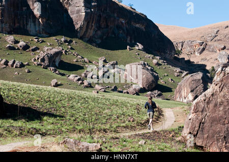 Szenen aus dem Bereich Riesen Schloss von Drakensberg Gebirgskette Erhaltung Kwazulu Natal, Südafrika. Weibliche auf Mountain Trail Stockfoto