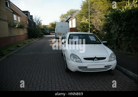 TAKELEY Bewohner Vigilante abbiegen wird getrübt durch rücksichtslose Parken auf der Straße vom Flughafen Stansted Kunden eifrig, die hohe Kosten der offiziellen Parkplätze zu vermeiden. Stockfoto