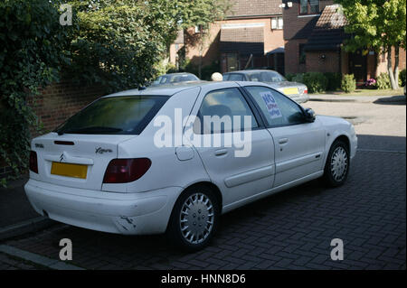 TAKELEY Bewohner Vigilante abbiegen wird getrübt durch rücksichtslose Parken auf der Straße vom Flughafen Stansted Kunden eifrig, die hohe Kosten der offiziellen Parkplätze zu vermeiden. Stockfoto