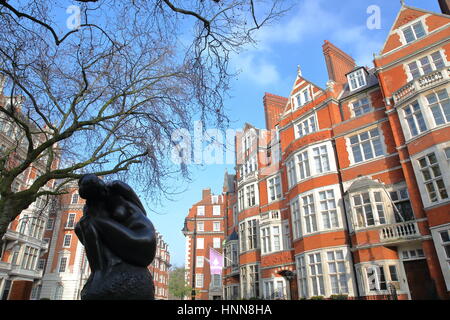 LONDON, UK - 13. Februar 2017: Rote Backstein viktorianischen Häuser Fassaden bei Carlos im Stadtteil Westminster mit einer Statue (Stille Tadao Ando) Stockfoto