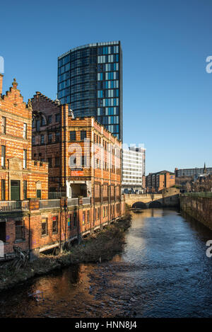 River Don von Lady's Bridge, Sheffield, zeigt Altbauten und Neuentwicklung Stockfoto