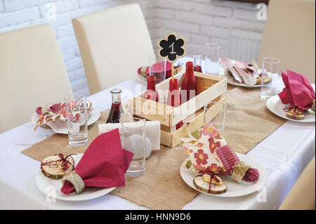 schöne Einstellung Hochzeitstisch in einem Restaurant im rustikalen Stil Stockfoto