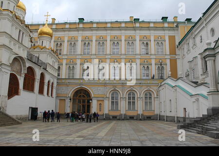 Russische Präsidialverwaltung Recidence im Kreml in Moskau mit einer der Kirchen. Stockfoto