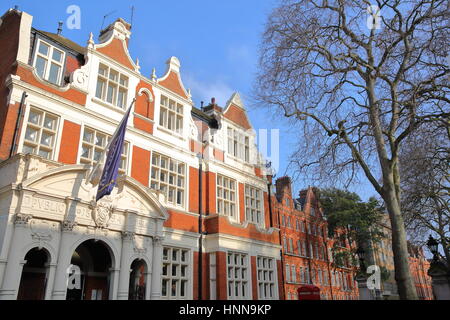 LONDON, UK - 13. Februar 2017: Eingang des Mount Street Gardens (Stadtteil Westminster) mit rotem Backstein viktorianischen Häuser Fassaden Stockfoto