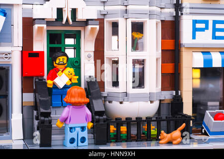 Tambow, Russische Föderation - 21. Januar 2017 Lego Mann mit Baby seiner Mutter auf der Veranda des Hauses zu treffen. Studio gedreht. Stockfoto