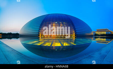 Nachtansicht des National Grand Theatre in Peking Stockfoto