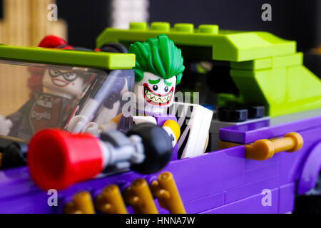 Tambow, Russische Föderation - 11. Februar 2017 Lego der Joker und Harley Quinn Minifiguren in The Joker berüchtigten Lowrider Auto. Studio gedreht. Stockfoto