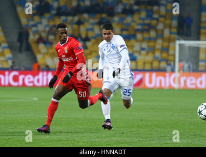 Kiew, UKRAINE - 19. Oktober 2016: Derlis Gonzalez von Dynamo Kyiv (R) kämpft für einen Ball mit Nelson Semedo Benfica während der UEFA-Champions-Rücktritt Stockfoto