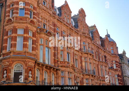 LONDON, UK: Rote Backstein viktorianischen Häuser Fassaden in Mount Street (Stadtteil Westminster) Stockfoto