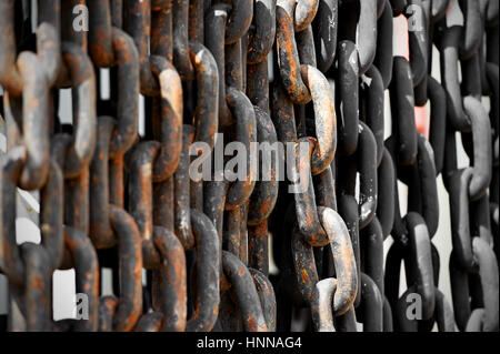 Detail mit rostigen Verbindungen einer industriellen Kette geschossen Stockfoto