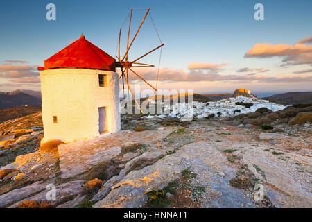 Windmühlen in der Nähe von Chora Dorf auf der Insel Amorgos in Griechenland. Stockfoto