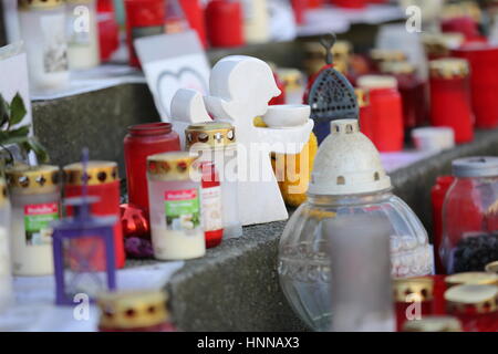 Berlin, Deutschland. 14. Februar 2017. Blumen und Kerzen für die Opfer des Angriffs auf 19. Dezember 2016 auf dem Breitscheidplatz in Berlin-Charlottenburg. Bildnachweis: Simone Kuhlmey/Pacific Press/Alamy Live-Nachrichten Stockfoto